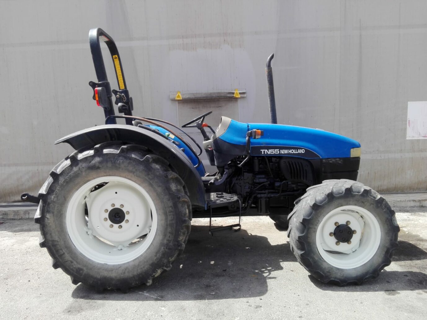 TRATTORE GOMMATO TN 55 NEW HOLLAND (RM6313) 1 TRATTORE GOMMATO TN 55 NEW HOLLAND (RM6313)