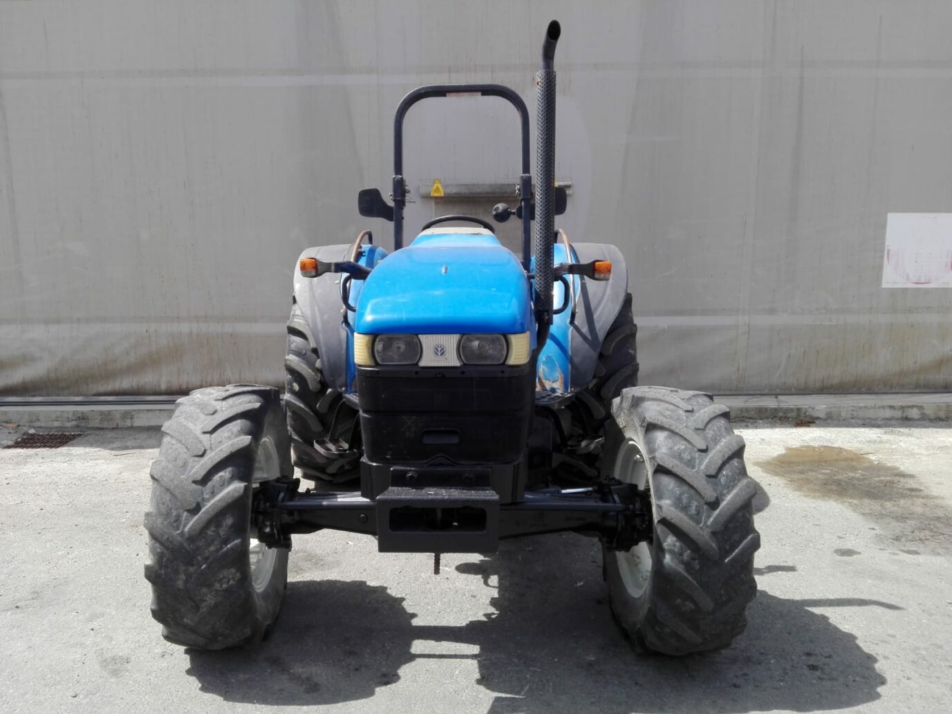 TRATTORE GOMMATO TN 55 NEW HOLLAND (RM6313) 3 TRATTORE GOMMATO TN 55 NEW HOLLAND (RM6313) - immagine 3