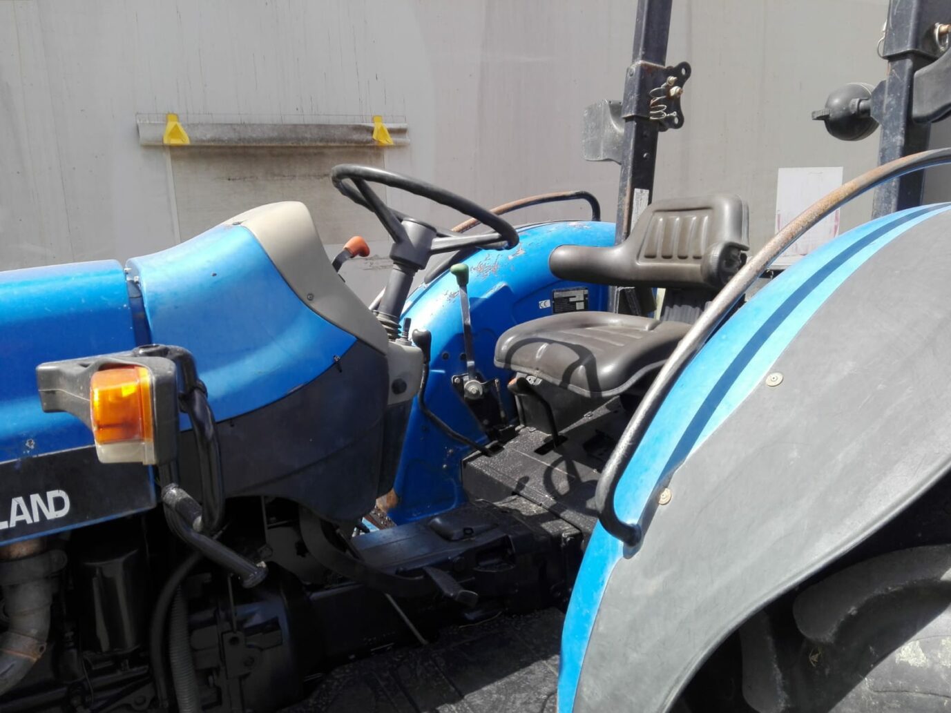 TRATTORE GOMMATO TN 55 NEW HOLLAND (RM6313) 5 TRATTORE GOMMATO TN 55 NEW HOLLAND (RM6313) - immagine 5