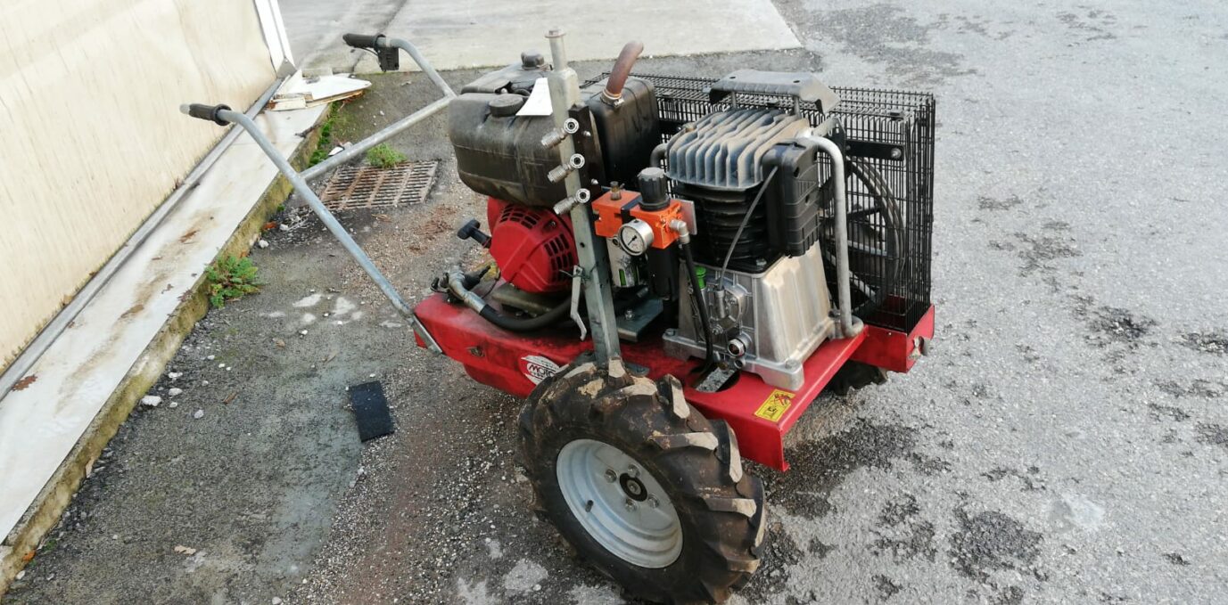 MOTOCOMPRESSORE LT 950 DIESEL SEMOVENTE LISAM (KE8469) N°2 1 MOTOCOMPRESSORE LT 950 DIESEL SEMOVENTE LISAM (KE8469) N°2